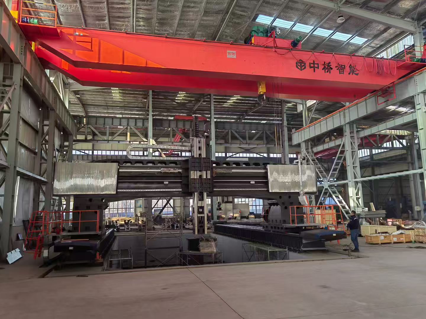 Regardez comment un énorme centre d'usinage à portique CNC est assemblé avec succès.