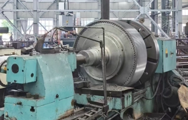 Comment résoudre les défis liés à l’usinage de grandes pièces sur mesure ? Les tours horizontaux robustes de Tangshan Yuexin Machinery permettent l'usinage de précision de grandes pièces.